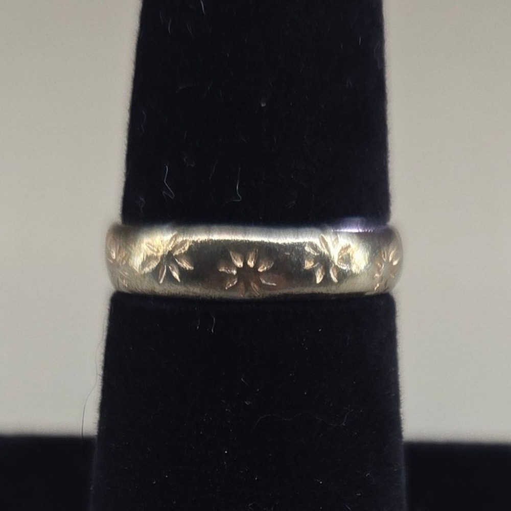 Vintage Silver Tone Engraved Floral Starburst Band Ring Stackable Size 8 0373